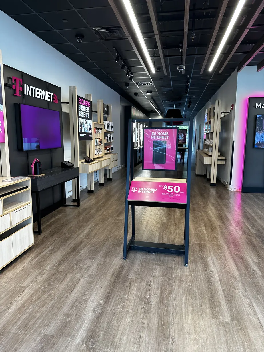 Foto del interior de la tienda T-Mobile en Boylston St & Holly Ln, Chestnut Hill, MA