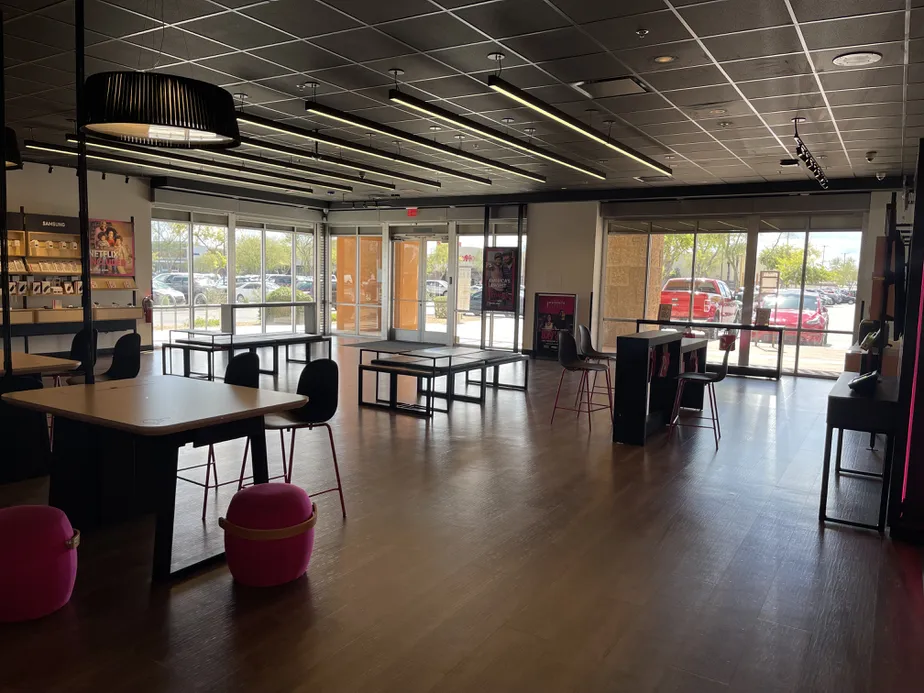 Foto del interior de la tienda T-Mobile en Pebble Creek Pkwy & I-10, Goodyear, AZ