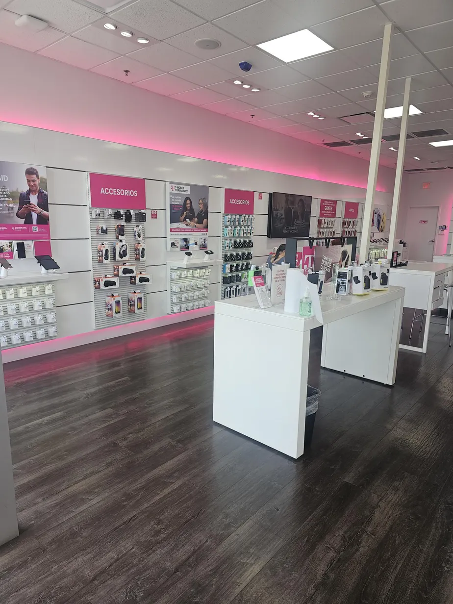 Foto del interior de la tienda T-Mobile en Plaza Cayey, Cayey, PR