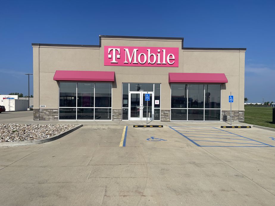 Exterior photo of T-Mobile Store at N Baltimore St & Hwy 6, Kirksville, MO