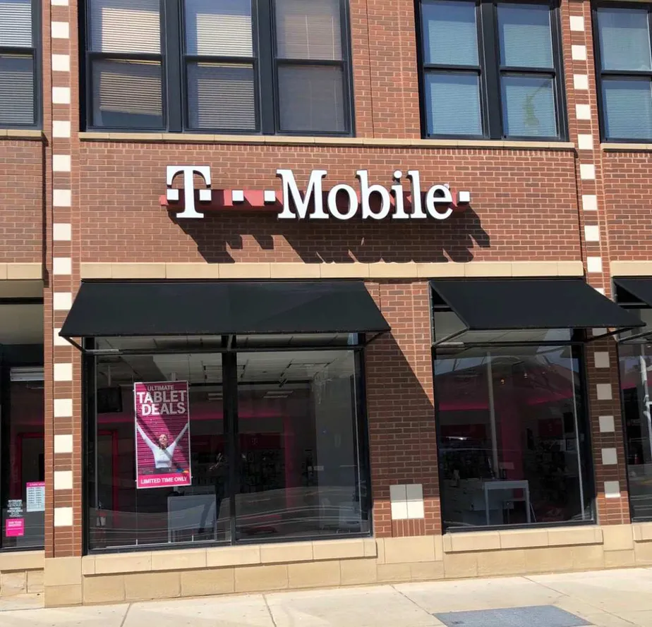 Exterior photo of T-Mobile store at N Broadway & W Leland, Chicago, IL