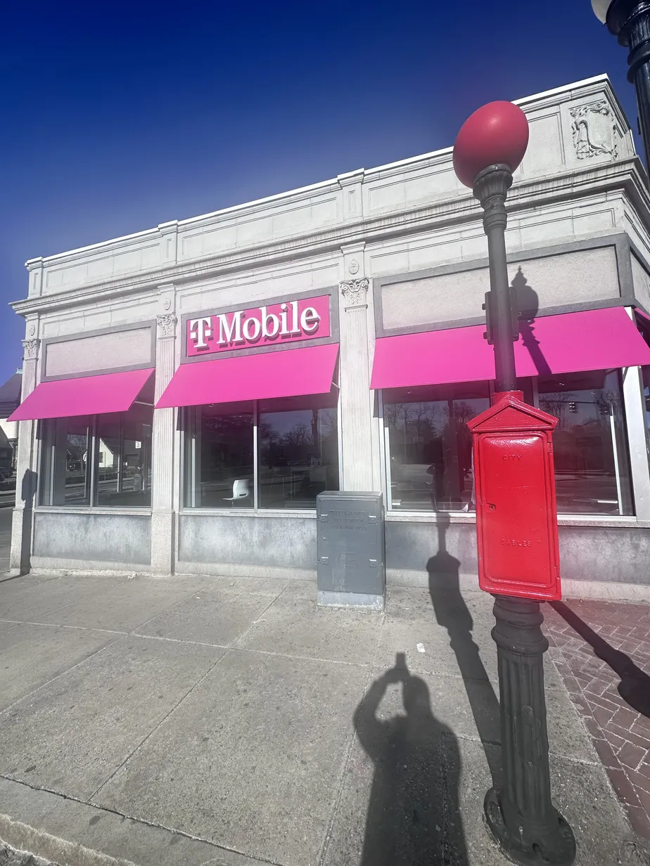 Foto del exterior de la tienda T-Mobile en Blue Hill Ave & Cummins Pkwy, Mattapan, MA