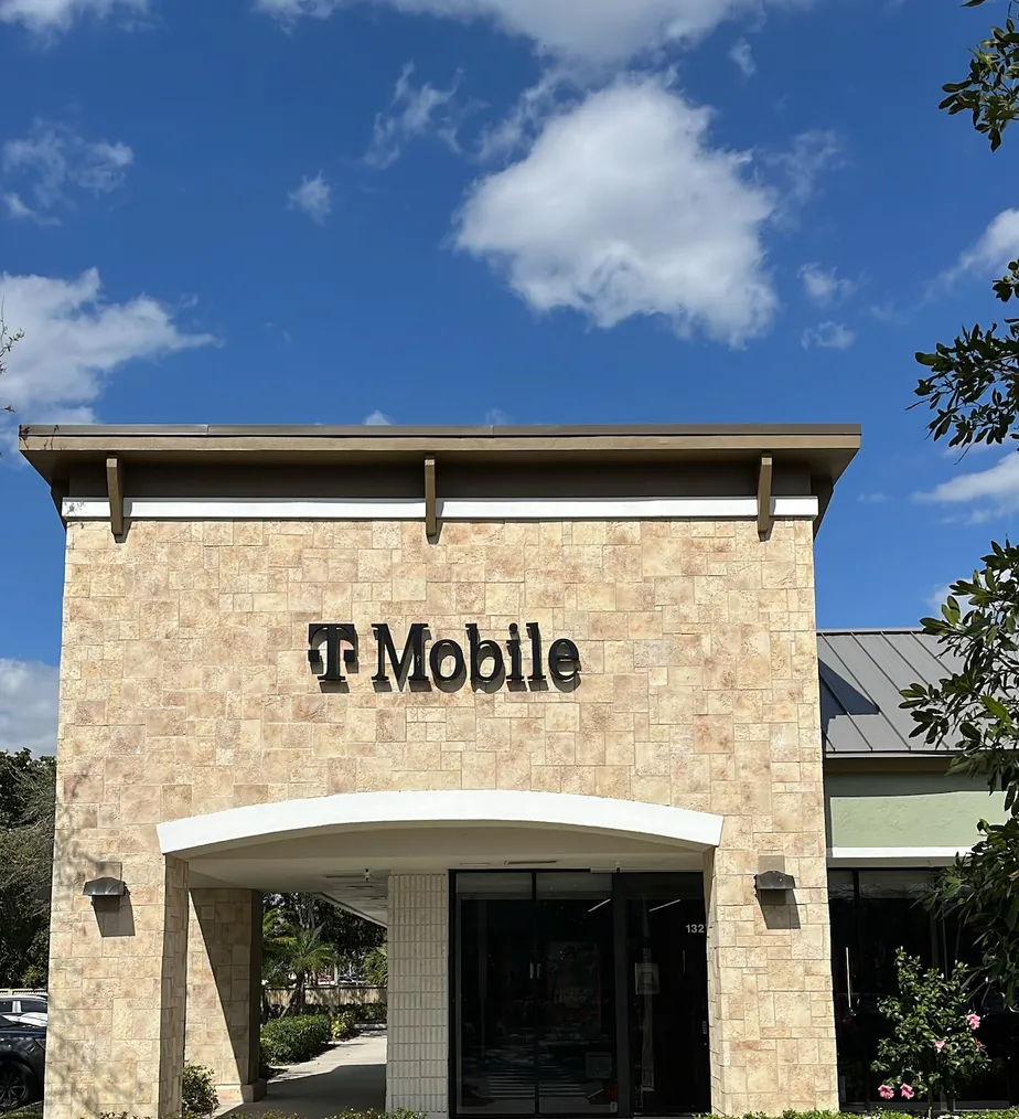 Foto del exterior de la tienda T-Mobile en University Dr & Ramblewood Dr, Coral Springs, FL