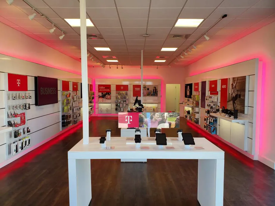 Foto del interior de la tienda T-Mobile en Rangeline Rd & Halls Mill Rd, Mobile, AL