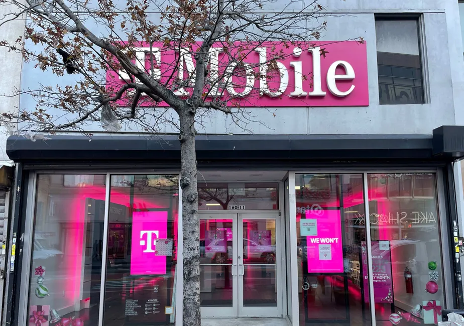 Foto del exterior de la tienda T-Mobile en Jamaica & 161st St, Jamaica, NY
