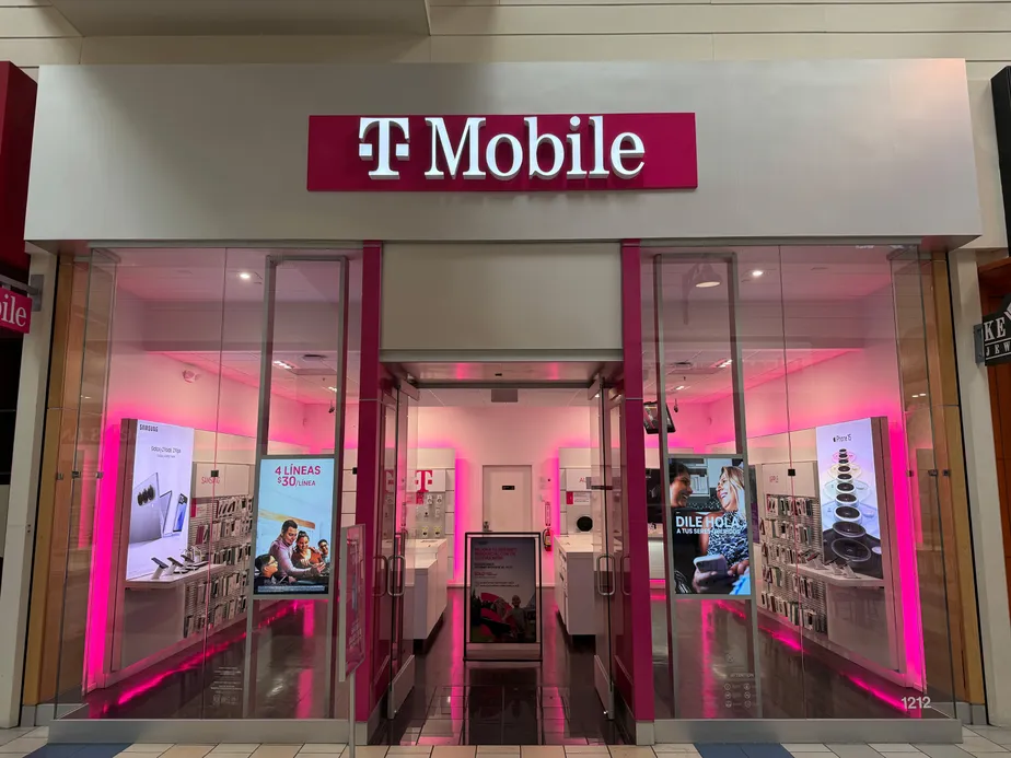 Foto del exterior de la tienda T-Mobile en Pacific View Mall, Ventura, CA