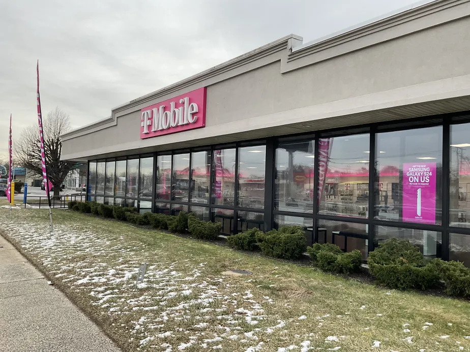  Exterior photo of T-Mobile Store at Sunrise Hwy & Redmond Ave, Bay Shore, NY 