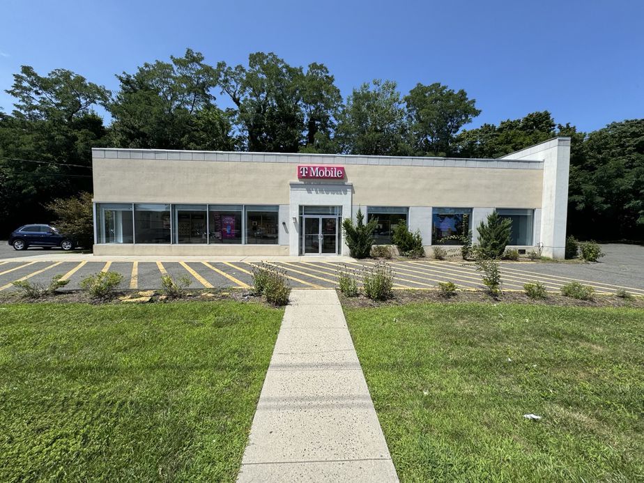 Exterior photo of T-Mobile Store at Boston Post Rd & Hommocks Rd, Larchmont, NY