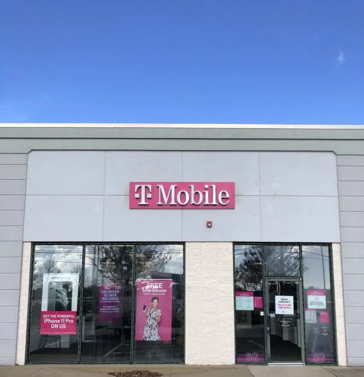 Foto del exterior de la tienda T-Mobile en Bridge St & Alden Rd, Fairhaven, MA