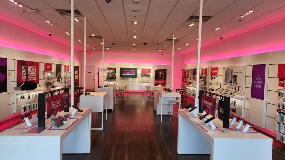 Foto del interior de la tienda T-Mobile en Levittown Pkwy& US 13, Levittown, PA