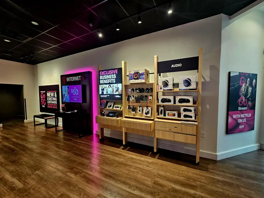 Foto del interior de la tienda T-Mobile en Pheasant Lane Mall-First Floor, Nashua, NH