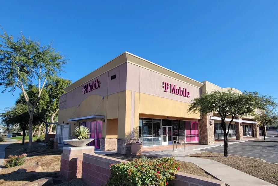 Exterior photo of T-Mobile Store at S Mkt St & E Williams Field Rd, Gilbert, AZ