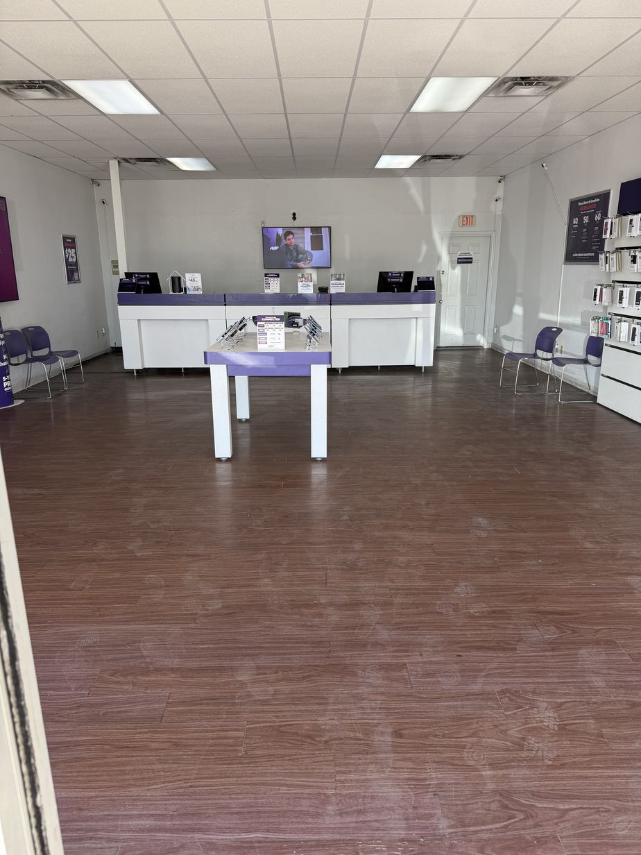 Metro by T-Mobile 125 N Glenwood St - 125 N Glenwood St 