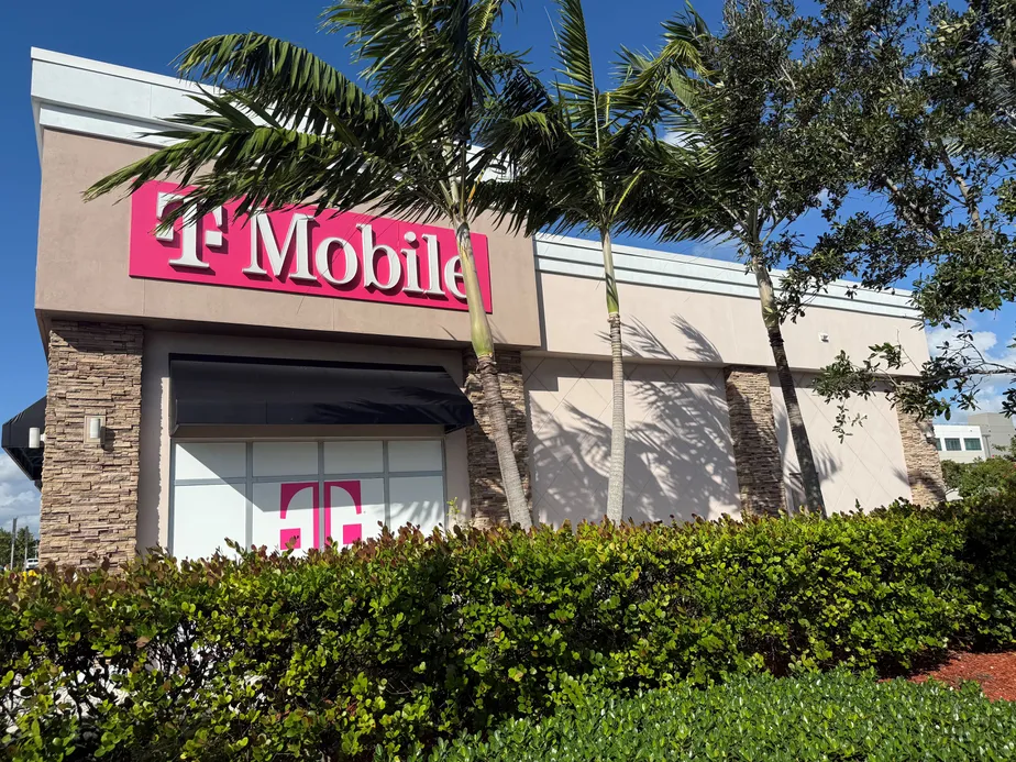  Exterior photo of T-Mobile Store at Riverbend Marketplace, Fort Lauderdale, FL 