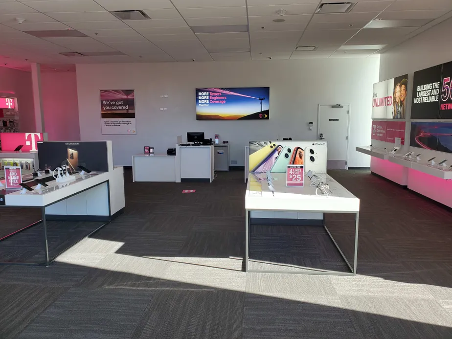 Foto del interior de la tienda T-Mobile en Everett Mall Way & 95th CT SE, Everett, WA