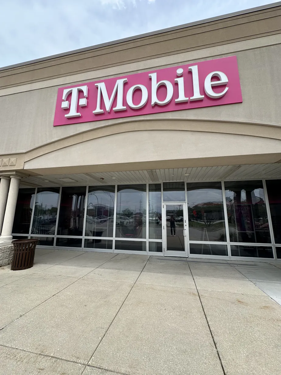  Exterior photo of T-Mobile Store at York & Grand, Bensenville, IL 