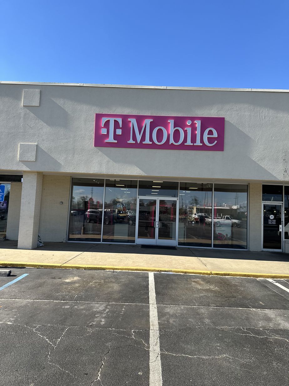 Exterior photo of T-Mobile Store at Village Shopping Center, Hazlehurst, GA