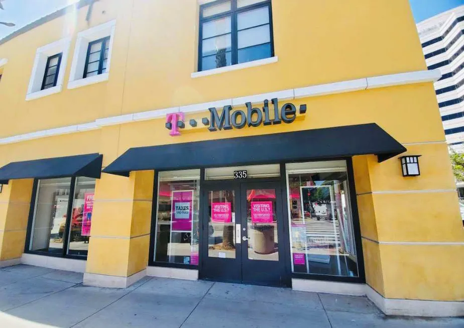 Exterior photo of T-Mobile store at Wilshire & 4th Street, Santa Monica, CA