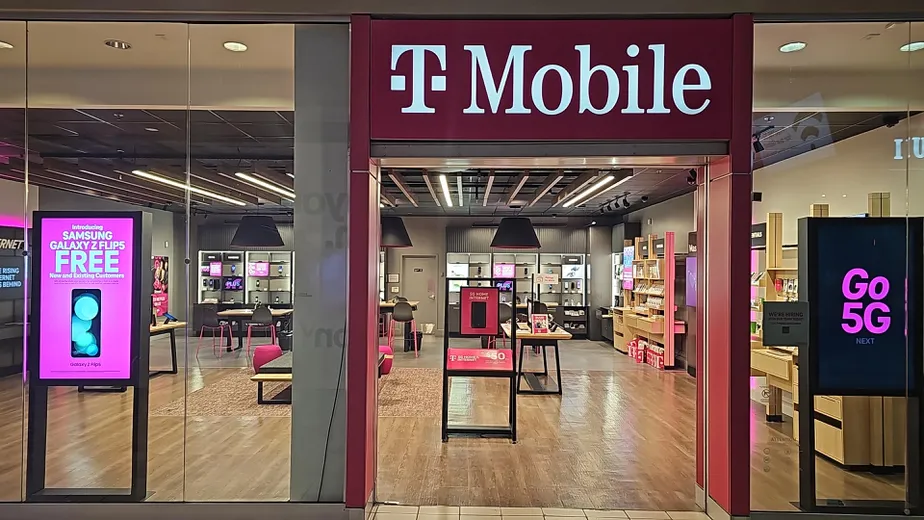 Exterior photo of T-Mobile Store at South Shore Plaza, Braintree, MA