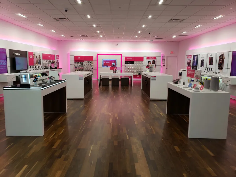 Foto del interior de la tienda T-Mobile en Serramonte 3, Daly City, CA