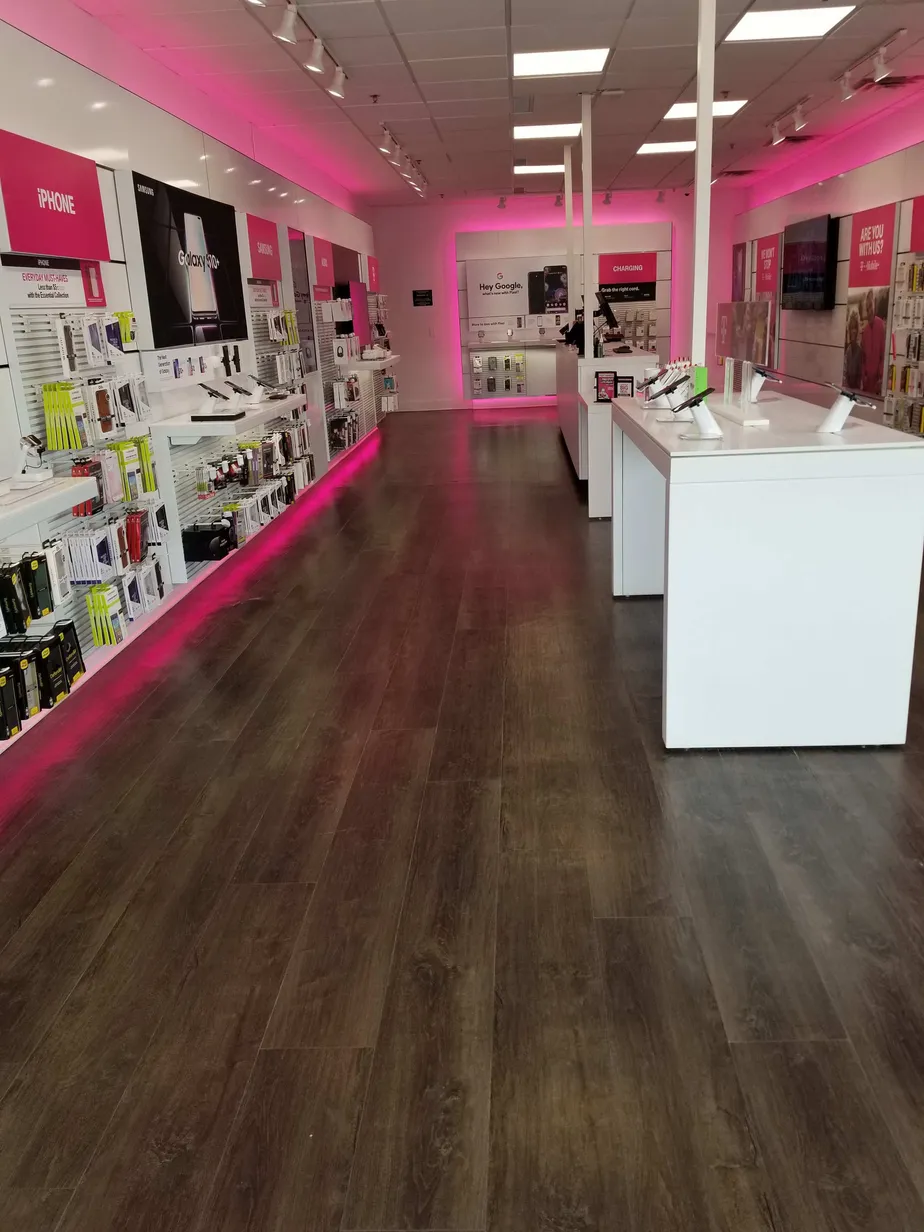 Foto del interior de la tienda T-Mobile en W 1st St & S Maple St, Waconia, MN