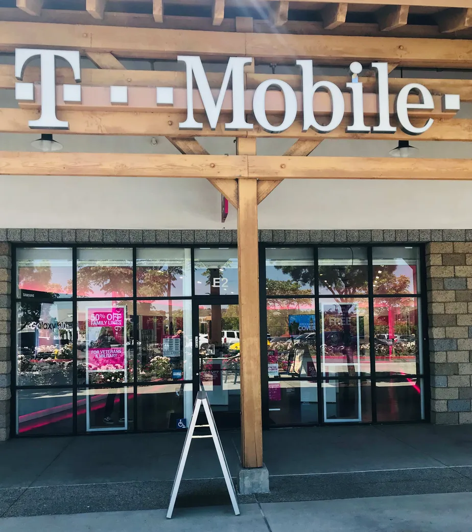 Foto del exterior de la tienda T-Mobile en Ca 79 & Redhawk, Temecula, CA