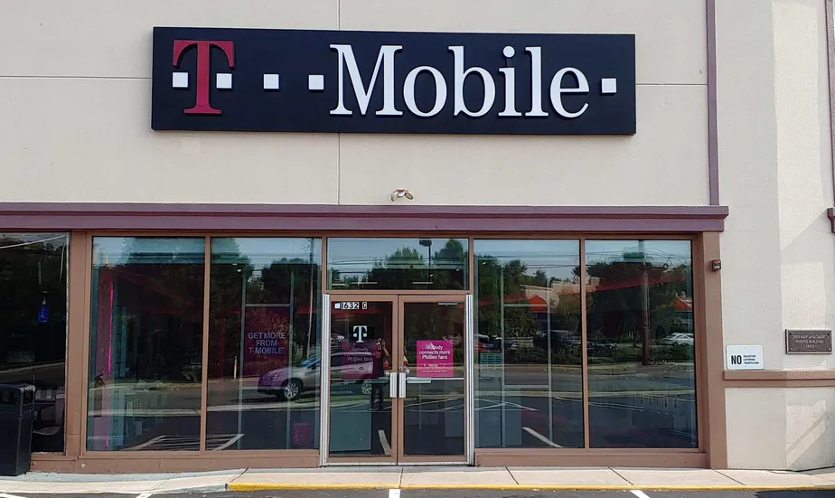 Exterior photo of T-Mobile store at North Olden Ave & Artic Parkway, Ewing, NJ