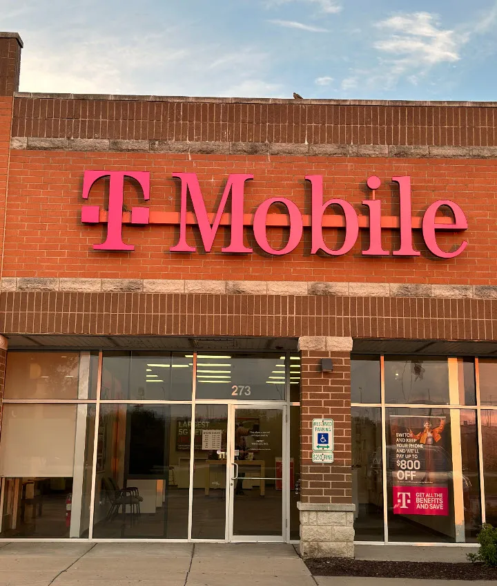  Exterior photo of T-Mobile Store at E US Route 6 & State Route 47, Morris, IL 