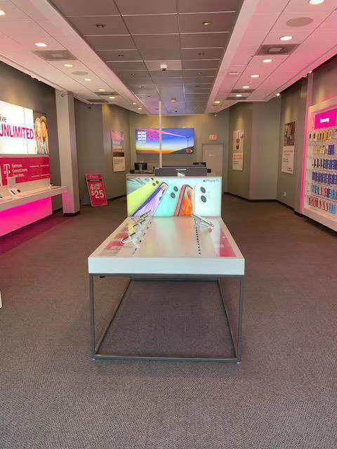 Foto del interior de la tienda T-Mobile en E 12300 S & S State St, Draper, UT