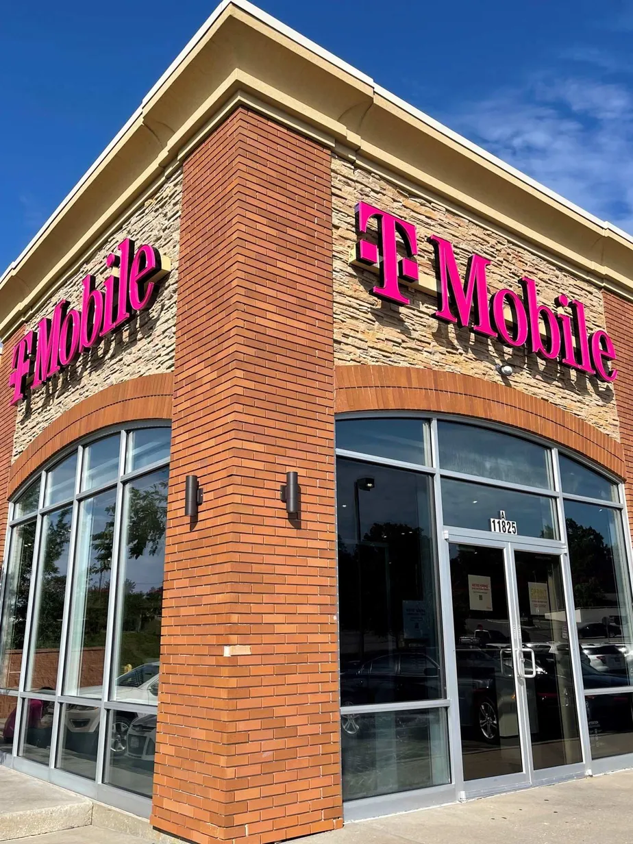 Exterior photo of T-Mobile Store at Blueridge, Independence, MO