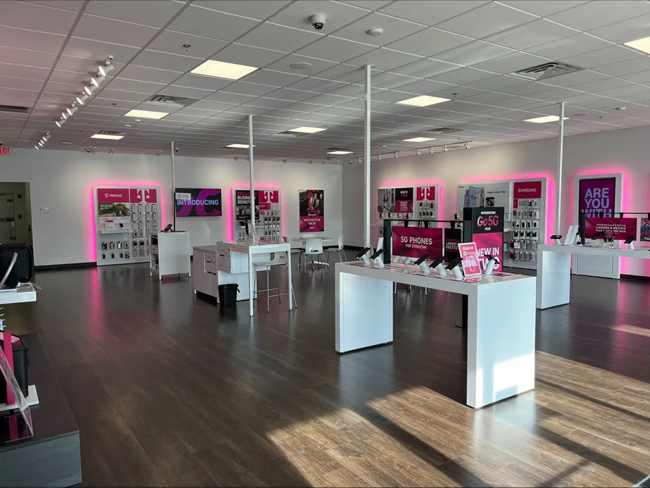  Interior photo of T-Mobile Store at Hwy 153 & Berean Ln, Hixson, TN 