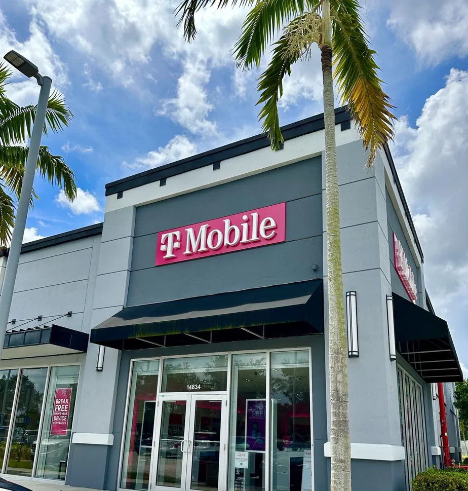 Foto del exterior de la tienda T-Mobile en Pines & I-75, Pembroke Pines, FL