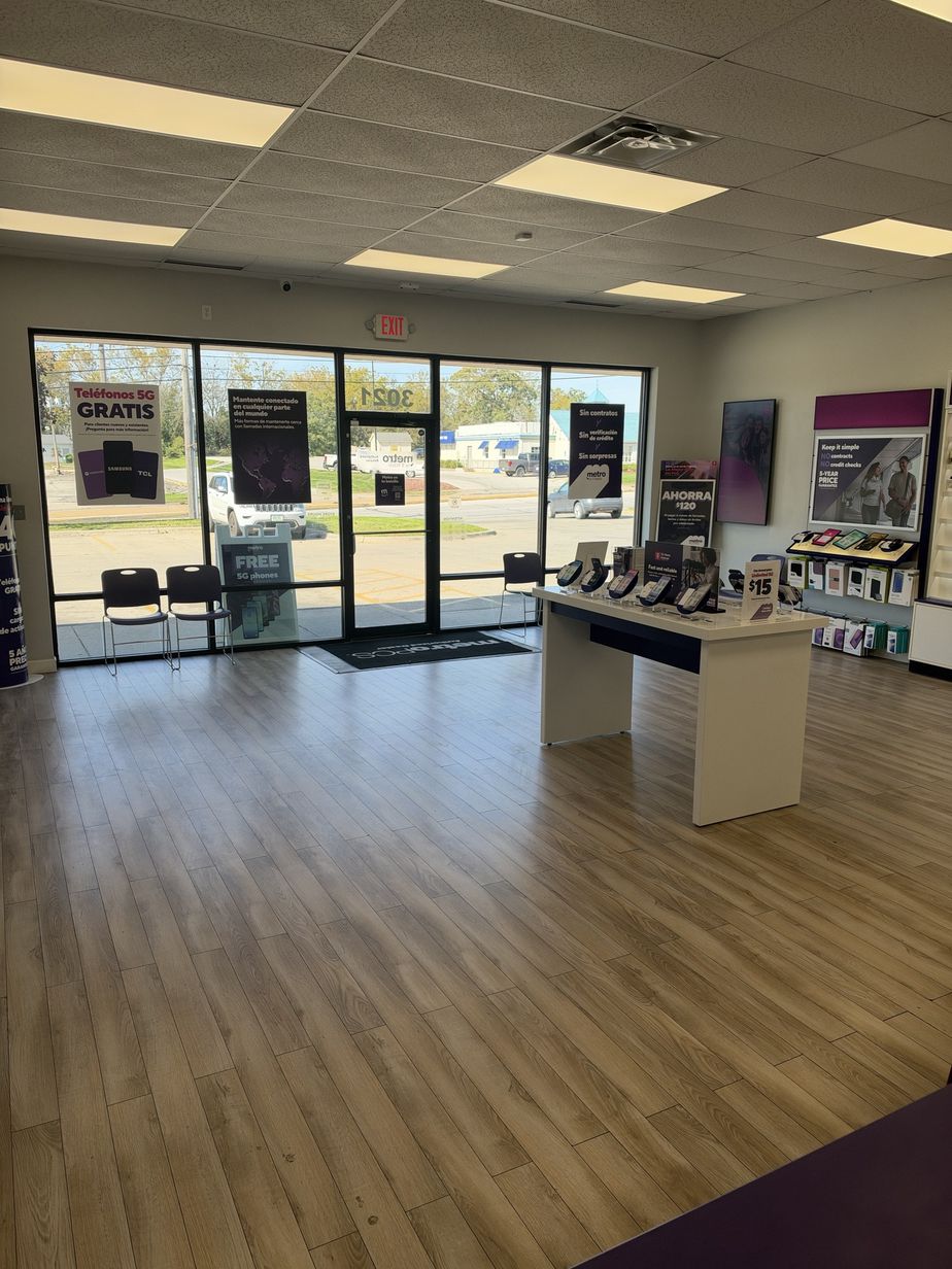 Metro by T-Mobile 3021 SE 14th St - 3021 SE 14th St 
