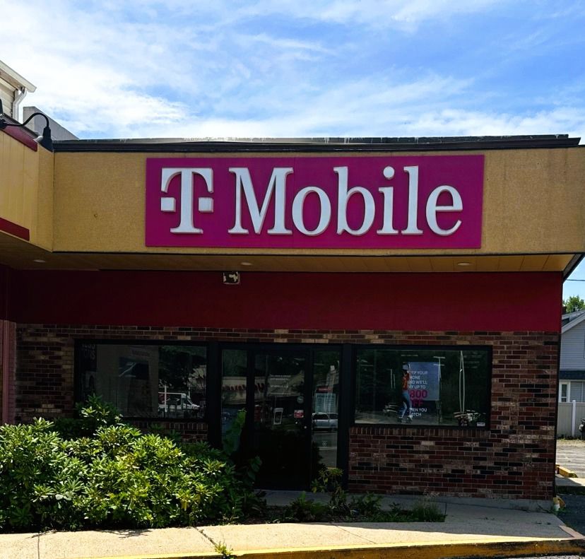 Exterior photo of T-Mobile Store at Chelmsford St, Lowell, MA