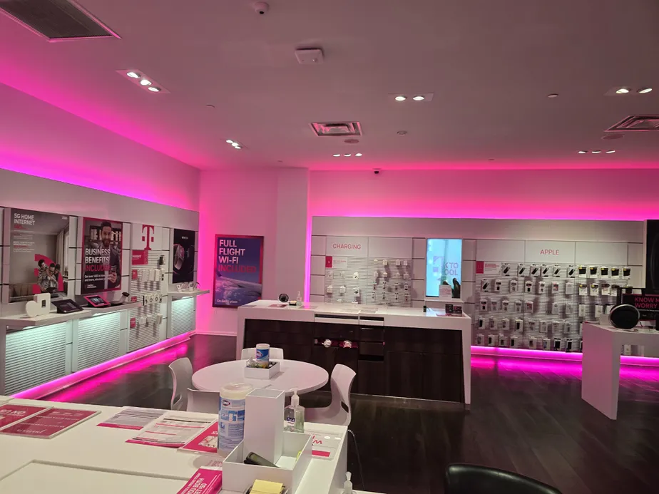  Interior photo of T-Mobile Store at Beachwood Mall, Beachwood, OH 