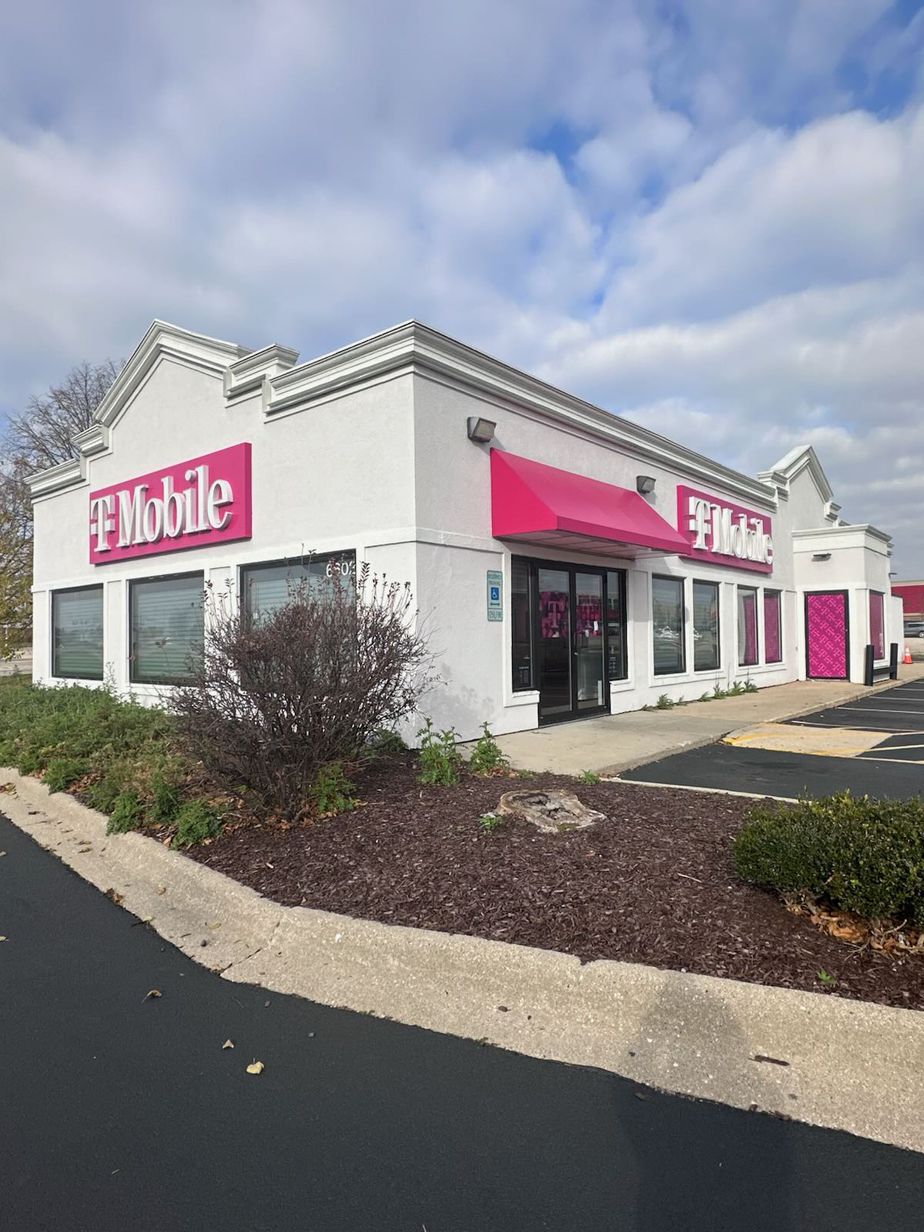 Exterior photo of T-Mobile Store at E State St & Mid America Dr, Rockford, IL