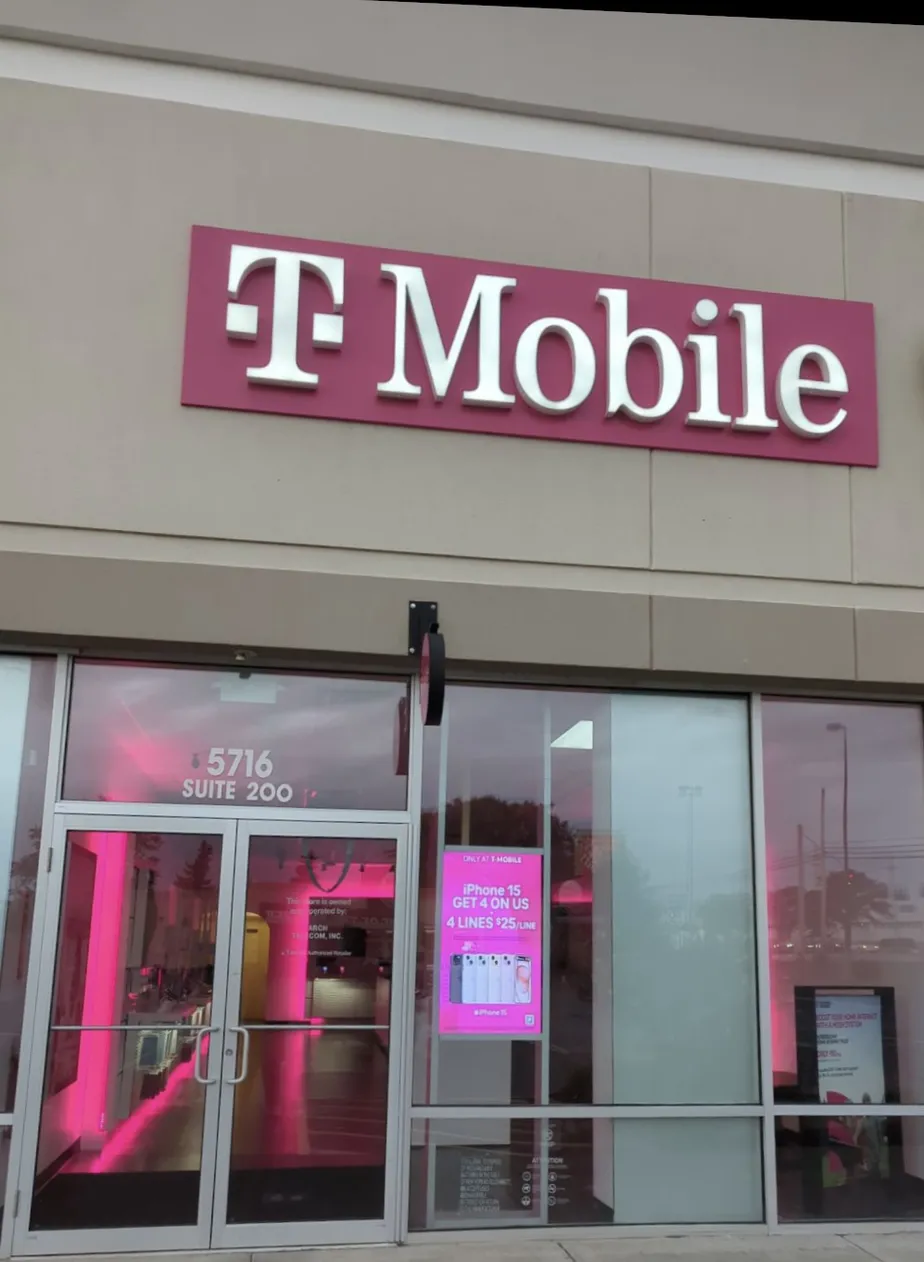  Exterior photo of T-Mobile Store at S Transit Rd & Shimer Dr, Lockport, NY 