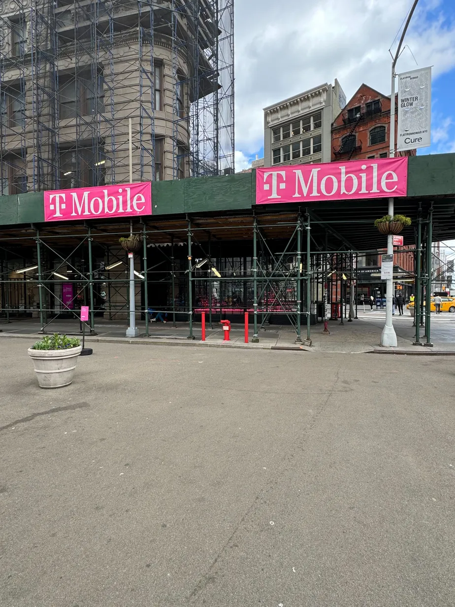 Foto del exterior de la tienda T-Mobile en E 23rd St & 5th Ave, New York, NY