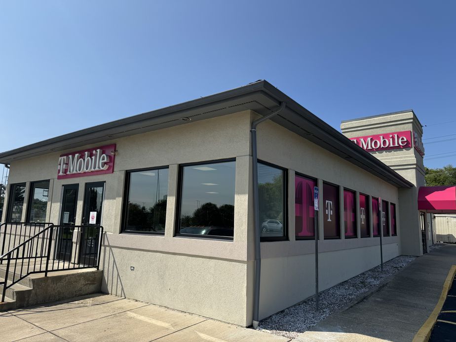 Exterior photo of T-Mobile Store at Foxcroft Ave, Martinsburg, WV