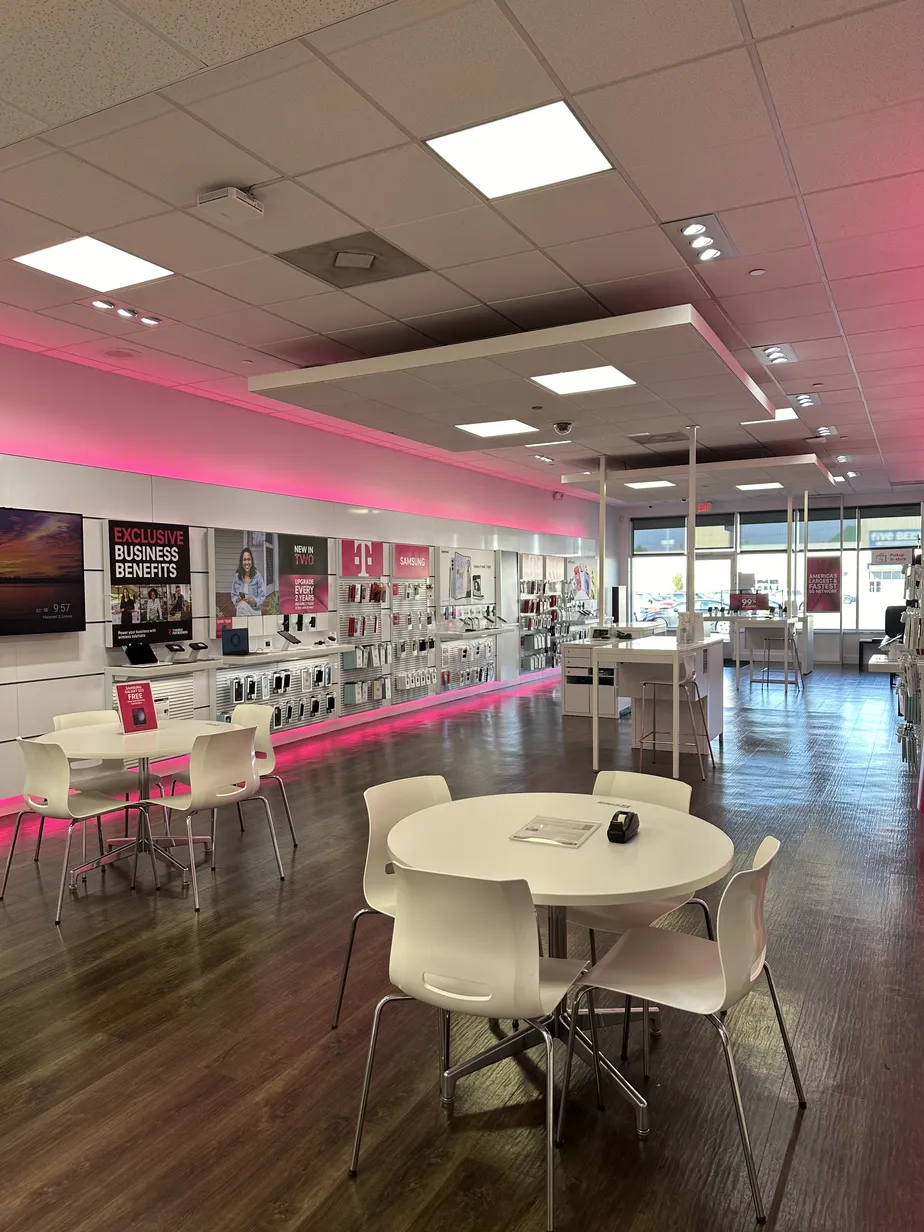 Foto del interior de la tienda T-Mobile en Frandor Shopping Center, Lansing, MI