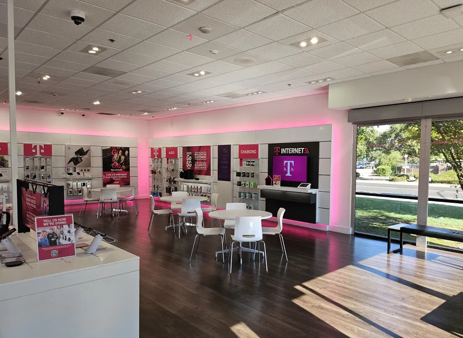 Foto del interior de la tienda T-Mobile en Kings Canyon & Peach, Fresno, CA