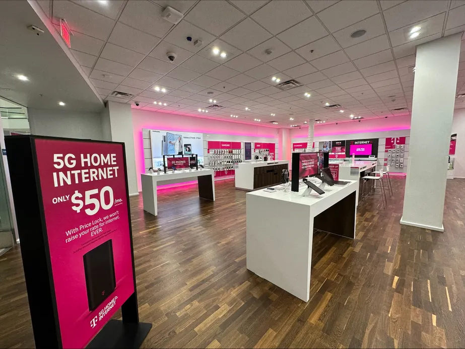 Foto del interior de la tienda T-Mobile en Stoneridge Mall, Pleasanton, CA