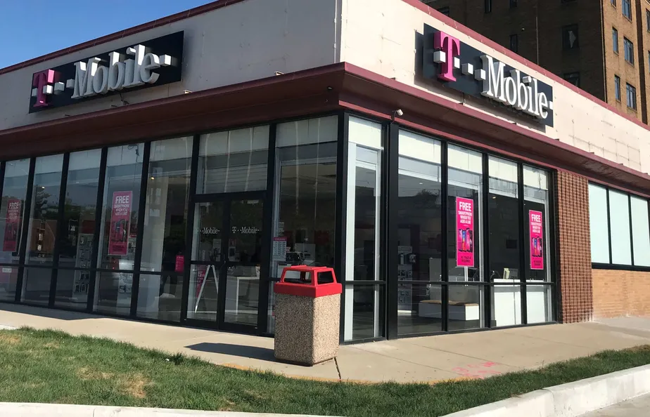 Exterior photo of T-Mobile store at 38th & Meridian, Indianapolis, IN