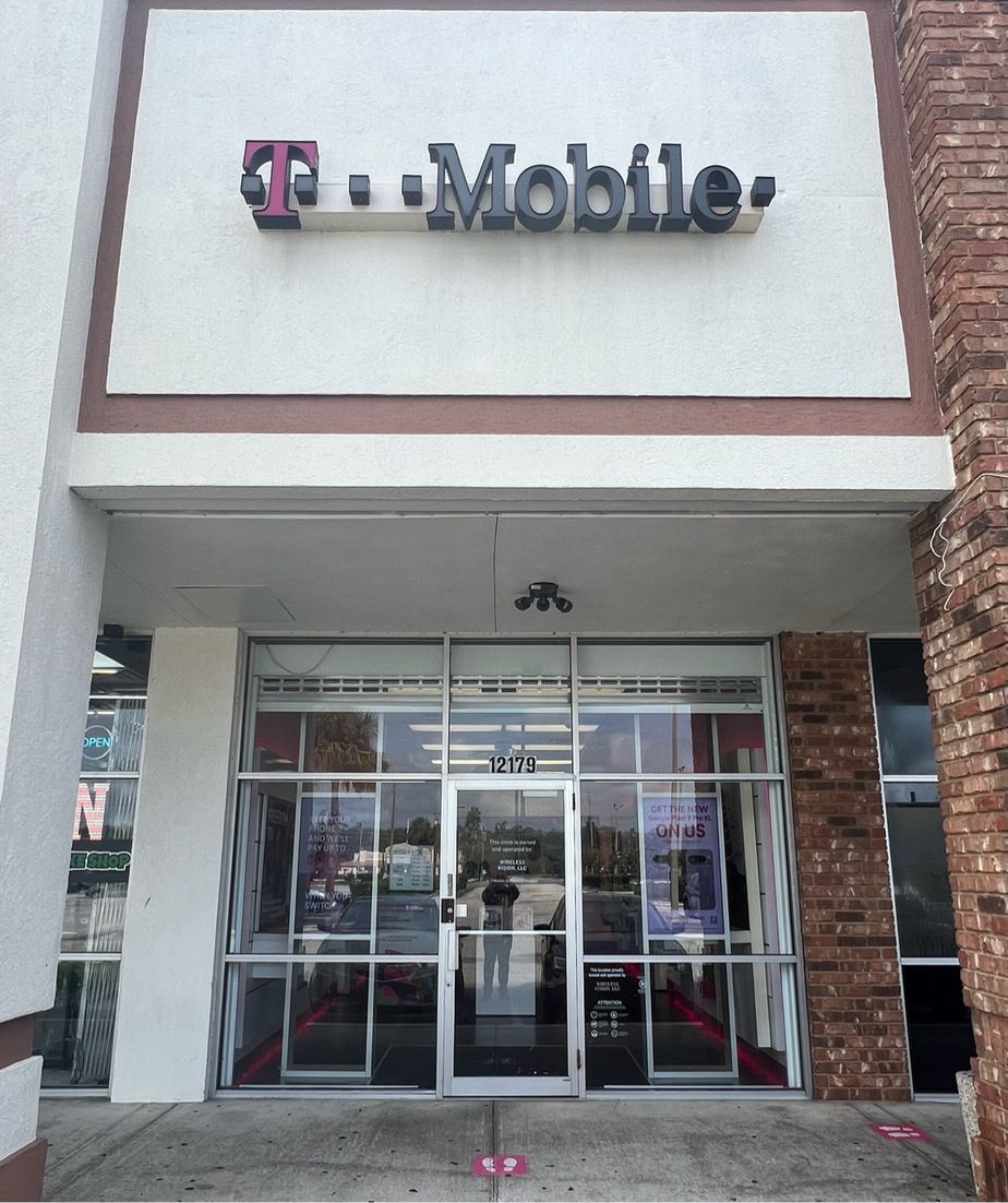 Exterior photo of T-Mobile Store at Lake Buena Vista, Orlando, FL