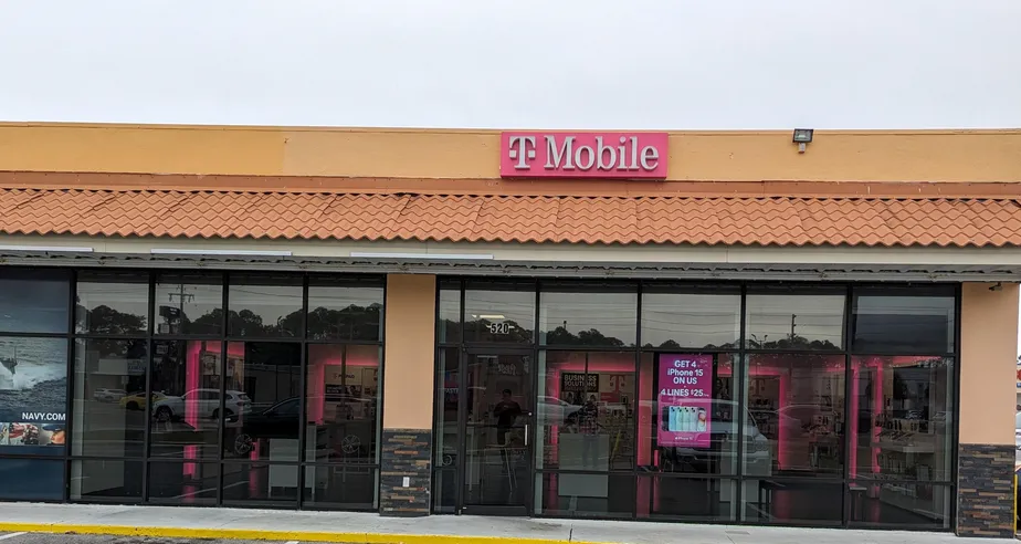 Foto del exterior de la tienda T-Mobile en Navy Point Shopping Center, Pensacola, FL