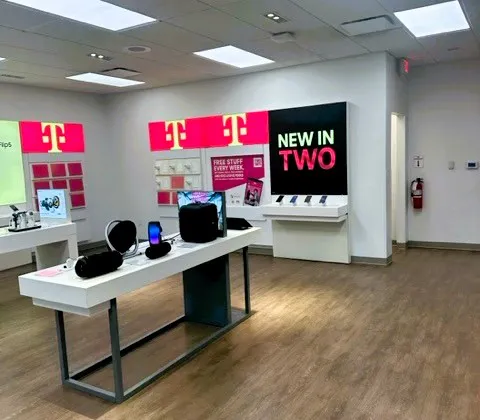 Foto del interior de la tienda T-Mobile en Addison Rd & Belt Line Rd, Addison, TX