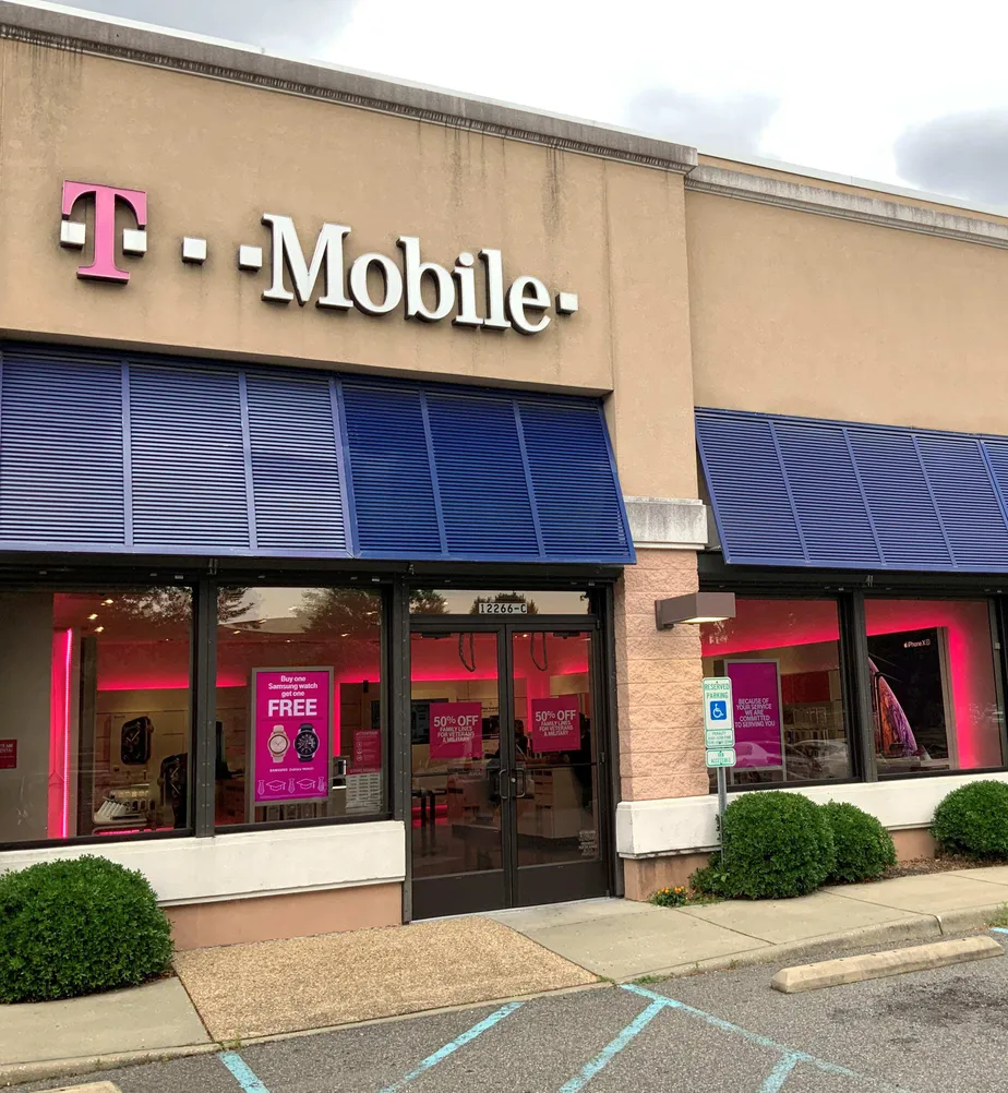 Foto del exterior de la tienda T-Mobile en Jefferson Ave & Oyster Point Rd, Newport News, VA