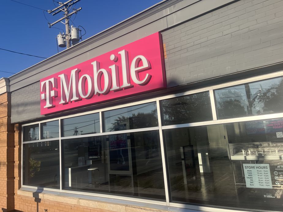 Exterior photo of T-Mobile Store at Som Center Rd & Baldwin Rd, Solon, OH