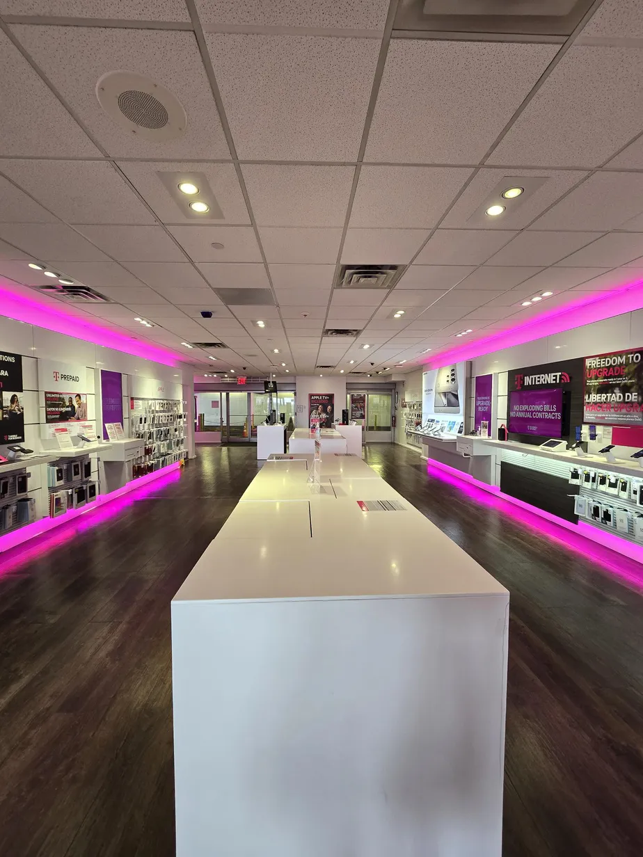 Foto del interior de la tienda T-Mobile en Greenwich St & Warren, New York, NY