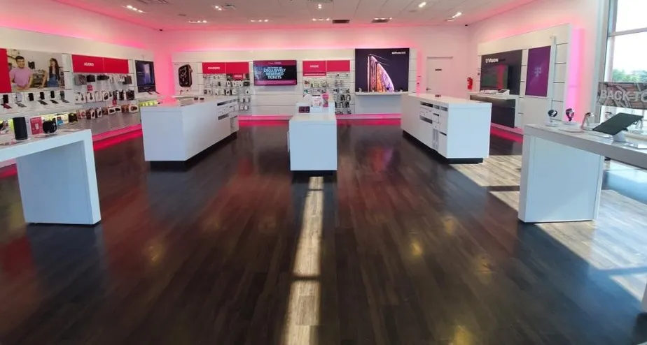 Foto del interior de la tienda T-Mobile en Riverside & San Bernardino, Rialto, CA
